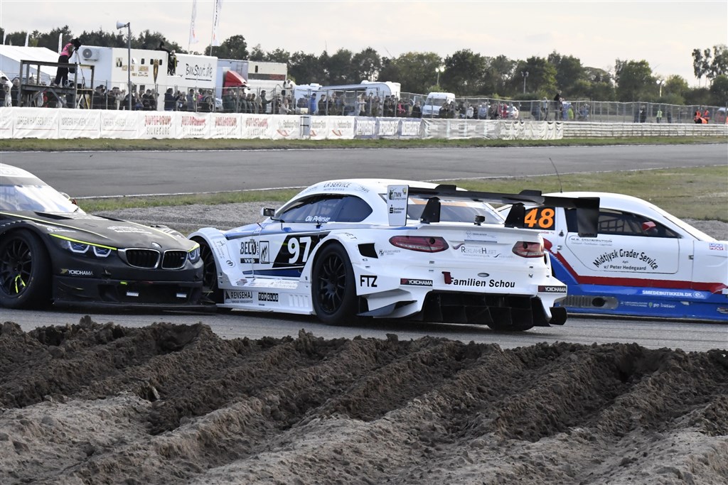 Ole Petersen skal undgå situationer som denne, hvis han skal forsvare sin titel i OK Oktan 100 Super GT Danmark.
(Foto: Morten Kimer Hansen)